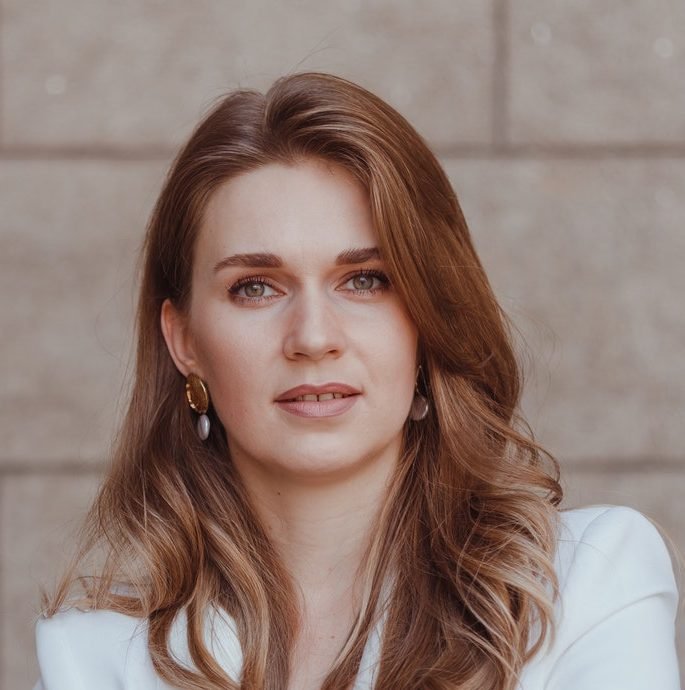 business-woman-in-white-suit-posing-with-crossing-arms-e1640499382658.jpg