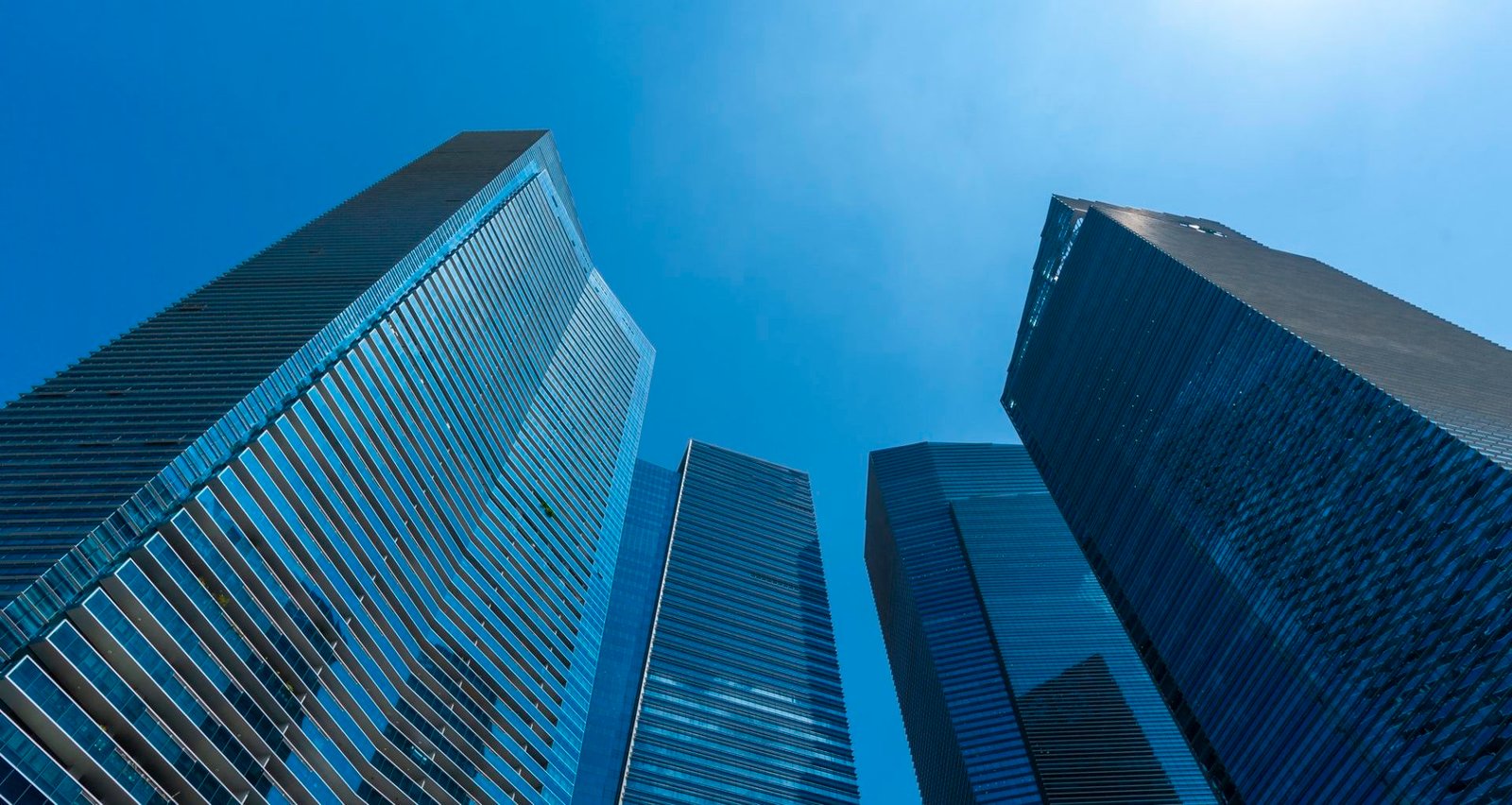 skyline-of-singapore-city-downtown-skyscrapers-office-buildings-e1640533982433.jpg